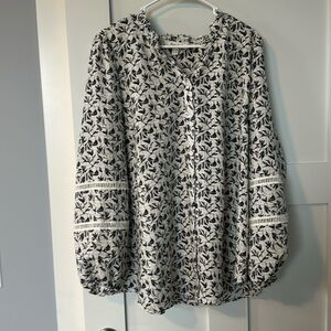 Haver + Blair top button down light tan white background black flowers size 3X